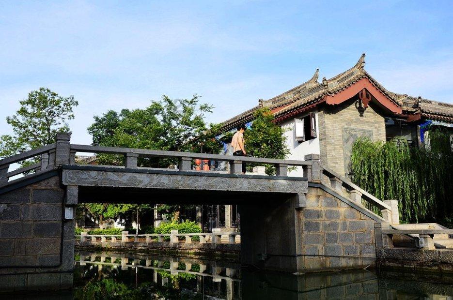 李连杰携妻女游玩,62岁的利智尽显慈祥老态,与过去判若两人